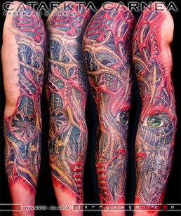 Tatuaggio biomeccanico a colori a tutta manica con tubi, parti metalliche miste a carne, colori rosso, azzurro, ricrea l’effetto di un braccio meccanico. Eseguito nel 2009 da Jerry Magni Tatuatore Bergamo