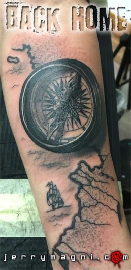 Tatuaggio bussola bianco e nero. Jerry Magni. Bergamo, Milano, Brescia, Varese, Lecco, Como.