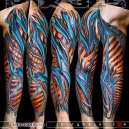 Tatuaggio biomeccanico a tutta manica a colori realizzato dal miglior tatuatore Jerry Magni, Bergamo, Milano, Crema, Cremona, Lecco, Como, Varese, Mantova, Brescia, Torino, Novara, Verona, Bologna.