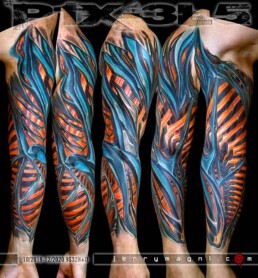 Tatuaggio biomeccanico a tutta manica a colori realizzato dal miglior tatuatore Jerry Magni, Bergamo, Milano, Crema, Cremona, Lecco, Como, Varese, Mantova, Brescia, Torino, Novara, Verona, Bologna.