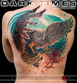 Tatuaggio a colori a tutta schiena di gufo che vola tenendo tra le zampe una lanterna e al collo una corda con una chiave appesa. Sullo sfondo la luna piena e delle decorazioni grafiche. Realizzato magistralmente da Jerry Magni, miglior tatuatore, Bergamo, Milano, Brescia, Piacenza, Lecco, Como, Italia, Lombardia, provincia, Lugano.