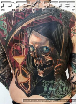 Tatuaggio morte su schiena, Un teschio con gli occhi azzurri e falce tiene nella mano destra una clessidra luminosa. Eseguito magistralmente da uno dal miglior tatuatore Italiano, Jerry Magni. Bergamo. Milano, Come, Lecco