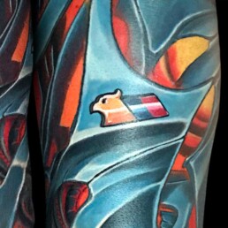 dettaglio di tatuaggio biomeccanico