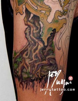 Seconda seduta Mezza manica tatuata a colori. Orologio, radici, fiori, ali di farfalla, occhio, piume di pavone, cavaliere, porta. Jerry Magni Tattoo Artist