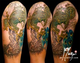 Terza seduta Mezza manica tatuata a colori. Orologio, radici, fiori, ali di farfalla, occhio, piume di pavone, cavaliere, porta. Jerry Magni Tattoo Artist