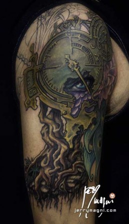 quarta seduta Mezza manica tatuata a colori. Orologio, radici, fiori, ali di farfalla, occhio, piume di pavone, cavaliere, porta. Jerry Magni Tattoo Artist