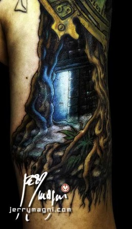 Quinta seduta Mezza manica tatuata a colori. Orologio, radici, fiori, ali di farfalla, occhio, piume di pavone, cavaliere, porta. Jerry Magni Tattoo Artist