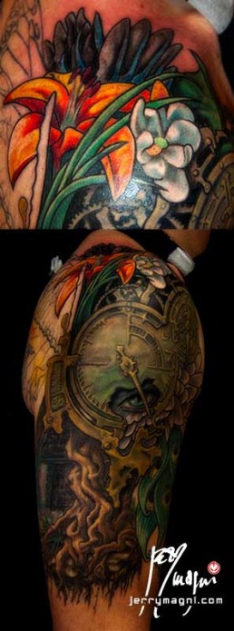 sesta seduta Mezza manica tatuata a colori. Orologio, radici, fiori, ali di farfalla, occhio, piume di pavone, cavaliere, porta. Jerry Magni Tattoo Artist