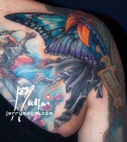 Settima seduta Mezza manica tatuata a colori. Orologio, radici, fiori, ali di farfalla, occhio, piume di pavone, cavaliere, porta. Jerry Magni Tattoo Artist