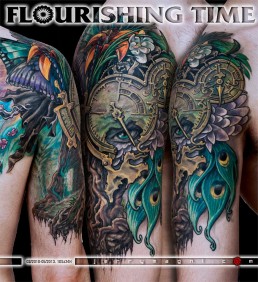 Mezza manica tatuata a colori. Orologio, radici, fiori, ali di farfalla, occhio, piume di pavone, cavaliere, porta. Jerry Magni Tattoo Artist