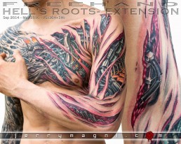 Tatuaggio biomeccanico con strappi nella pelle da cui vediamo dei tubi fuoriuscire dalla carne, sviluppato su torace e braccio, realizzato a mano libera da Jerry Magni, miglior tatuatore, Bergamo, Milano, Lugano, Brescia, Como, Lecco