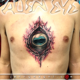 tatuaggio di un occhio alieno che sembra uscire dal petto. Magistrale tatuaggio di Jerry Magni