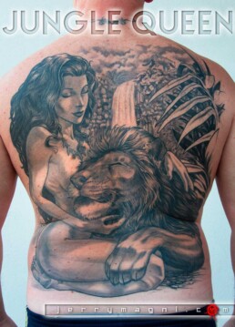 Tatuaggio su schiena in bianco e nero con ragazza sexy che abbraccia un leone, sullo sfondo una cascata. sopra le rocce una tigre si allontana. Bellissimo tatuaggio realizzato da jerry Magni, miglior tatuatore, Bergamo, Milano, Lecco, Como, Brescia