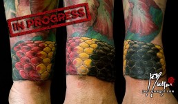 Dodicesima seduta Tatuaggio a colori su intera manica. Sulla spalla una spiaggia di notte con un Galeone naufragato, una tigre spunta dai cespugli di fiori di ibisco, all’interno del braccio una medusa. Sull’avambraccio uno scorpione tra le foglie, più in basso un serpente corallo e delle rose del deserto. eseguito in modo magistrale da Jerry Magni, miglior tatuatore Bergamo, Milano, Lugano, Lecco, Como, Brescia, Lombardia provincia.