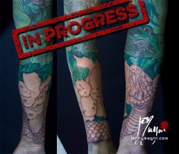 Deciam seduta Tatuaggio a colori su intera manica. Sulla spalla una spiaggia di notte con un Galeone naufragato, una tigre spunta dai cespugli di fiori di ibisco, all’interno del braccio una medusa. Sull’avambraccio uno scorpione tra le foglie, più in basso un serpente corallo e delle rose del deserto. eseguito in modo magistrale da Jerry Magni, miglior tatuatore Bergamo, Milano, Lugano, Lecco, Como, Brescia, Lombardia provincia.