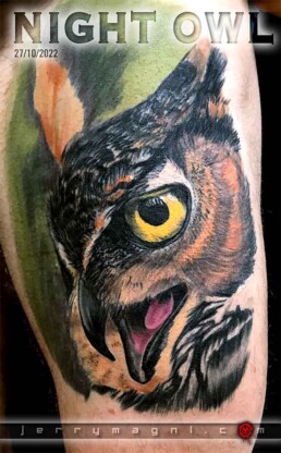 Muso di un gufo a colori tatuato su coscia in stile realistico, realizzato in modo magistrale dal miglior tatuatore italiano, Jerry Magni