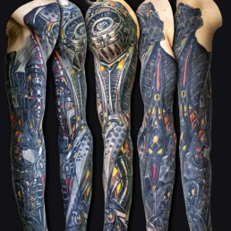 tatuaggio biomeccanico a tutta manica realizzato da Jerry Magni, miglior tatuatore Bergamo, miglior tatuatore Milano, miglior tatuatore Brescia, Miglior Tatuatore Lombardia, miglior tatuatore italiano