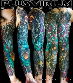 Tatuaggio biomeccanico a colori a tutta manica. Inserti metallici nella carne, tubi e artigli. Opera di Jerry Magni, miglior tatuatore, Bergamo, Milano, Lugano, provincia.