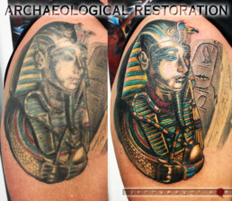 Tatuaggio realistico del sarcofago di Tutankhamon, restaturo di un vecchio tatuaggio vecchio di 10 anni, magistralmente realizzato dal miglior tatuatore italiano Jerry Magni, Bergamo, Brescia, Milano, Lecco, como, Varese, Crema, Cremona, Mantova, Treviglio,
