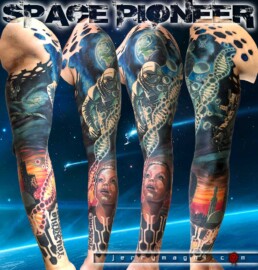 manica tatuata con elica del DNA che avvolge il braccio dal polso alla spalla. Un bambino, sull'avambraccio guarda verso l'alto un astronauta che si muove nello spazio come se stesse lavorando sul DNAn dietro all'astronauta vediamo la stazione spaziale, il pianeta terra e la luna e delle galassie, mentre dietro al bimbo scorgiamo al tramonto la base space X. Eseguito magistralmente dal miglior tatuatore italiano Jerry Magni. Bergamo, Milano, Lecco, Como, Varese, Brescia, Verona, Torino.