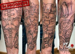 Prima seduta tatuaggio a colori biomeccanico steampunk a tutta manica