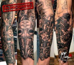 Terza seduta tatuaggio a colori biomeccanico steampunk a tutta manica