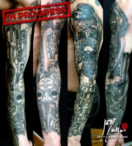 Quarta seduta tatuaggio a colori biomeccanico steampunk a tutta manica