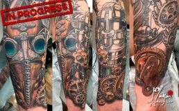 Quinta seduta tatuaggio a colori biomeccanico steampunk a tutta manica