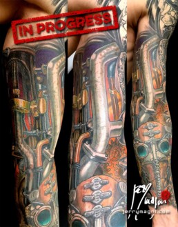 Settima seduta tatuaggio a colori biomeccanico steampunk a tutta manica