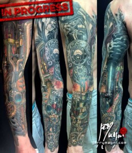 Ottava seduta tatuaggio a colori biomeccanico steampunk a tutta manica