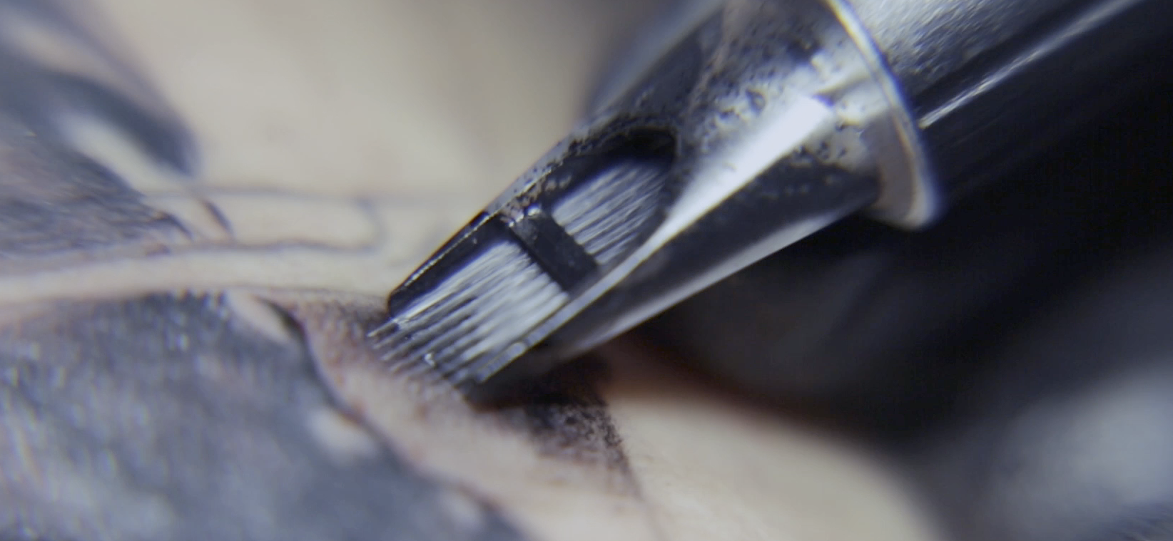 ago tatuaggio magnum al lavoro