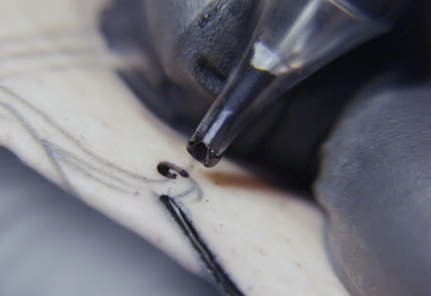 ago tatuaggio linea al lavoro