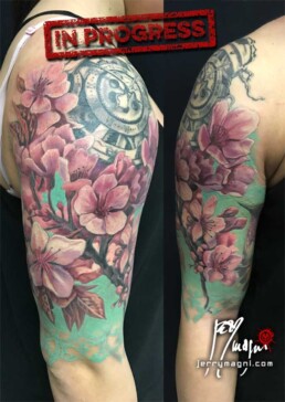 quinta seduta Tatuaggio realistico a mezza manica a colori, fiori di ciliegio, colibrì, orologio, decorazione, femminile. Jerry Magni Tattoo Artist Bergamo. La Decima arte. Bergamo, Milano, tatuatore, migliore, Brescia, Lombardia, Monza, Lecco, Como, provincia