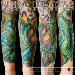 Tatuaggio astratto a colori a mezza manica realizzato a mano libera. Il tatuaggio rappresenta una sorta di albero alieno con dei baccelli arancioni, include una piccola copertura; Realizzato dal miglior tatuatore italiano Jerry Magni, Bergamo, Milano, Monza, Lecco, Como, Varese, Brescia.