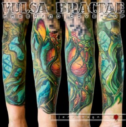 Tatuaggio astratto a colori a mezza manica realizzato a mano libera. Il tatuaggio rappresenta una sorta di albero alieno con dei baccelli arancioni, include una piccola copertura; Realizzato dal miglior tatuatore italiano Jerry Magni, Bergamo, Milano, Monza, Lecco, Como, Varese, Brescia.
