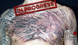 Prima seduta Tatuaggio biomeccanico con strappi nella pelle da cui vediamo dei tubi fuoriuscire dalla carne, sviluppato su torace e braccio, realizzato a mano libera da Jerry Magni, miglior tatuatore, Bergamo, Milano, Lugano, Brescia, Como, Lecco