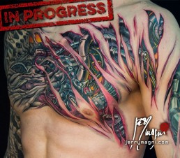 terza seduta Tatuaggio biomeccanico con strappi nella pelle da cui vediamo dei tubi fuoriuscire dalla carne, sviluppato su torace e braccio, realizzato a mano libera da Jerry Magni, miglior tatuatore, Bergamo, Milano, Lugano, Brescia, Como, Lecco