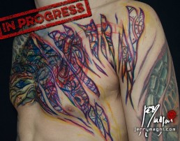 Disegno per Tatuaggio biomeccanico con strappi nella pelle da cui vediamo dei tubi fuoriuscire dalla carne, sviluppato su torace e braccio, realizzato a mano libera da Jerry Magni, miglior tatuatore, Bergamo, Milano, Lugano, Brescia, Como, Lecco