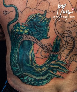 quarta seduta Tatuaggio a colori a tutta schiena ispirato alle opere di Frank Frazetta e al mito di Andromeda. In primo piano un mostro verde tentacolare che ha imprigionato e incatenato Andromeda, una bellissima ragazza nuda, a una rupe. Dietro di loro un enorme cavallo impennato cavalcato da un cavaliere con la maschera di  darksiders. Sullo sfondo dai fume della bataglia vediamo un castello in lontananza. Realizzato da Jerry Magni, miglior tatuatore, Bergamo, Milano, Brescia, Piacenza, Lecco, Como, Italia, Lombardia, provincia, Lugano.