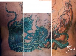 quinta e sesta seduta Tatuaggio a colori a tutta schiena ispirato alle opere di Frank Frazetta e al mito di Andromeda. In primo piano un mostro verde tentacolare che ha imprigionato e incatenato Andromeda, una bellissima ragazza nuda, a una rupe. Dietro di loro un enorme cavallo impennato cavalcato da un cavaliere con la maschera di  darksiders. Sullo sfondo dai fume della bataglia vediamo un castello in lontananza. Realizzato da Jerry Magni, miglior tatuatore, Bergamo, Milano, Brescia, Piacenza, Lecco, Como, Italia, Lombardia, provincia, Lugano.