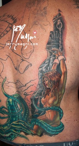 settima seduta Tatuaggio a colori a tutta schiena ispirato alle opere di Frank Frazetta e al mito di Andromeda. In primo piano un mostro verde tentacolare che ha imprigionato e incatenato Andromeda, una bellissima ragazza nuda, a una rupe. Dietro di loro un enorme cavallo impennato cavalcato da un cavaliere con la maschera di  darksiders. Sullo sfondo dai fume della bataglia vediamo un castello in lontananza. Realizzato da Jerry Magni, miglior tatuatore, Bergamo, Milano, Brescia, Piacenza, Lecco, Como, Italia, Lombardia, provincia, Lugano.
