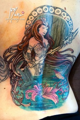 ottava seduta Copertura vecchio tatuaggio e sviluppo nuovo tatuaggio a tutta schiena con Anfitrite, dea della mitologia greca, che emerge dalle acque. Indossa un’armatura sexy, ha capelli fluenti che circondano l’immagine in cui vediamo anche tue colibrì che volano su un giglio rosa. Dietro alla dea una decorazione ispirata alle opere di Mucha. Realizzato da Jerry Magni, miglior tatuatore, Bergamo, Milano, Brescia, Piacenza, Lecco, Como, Italia, Lombardia, provincia, Lugano.
