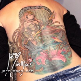 dodicesima seduta Copertura vecchio tatuaggio e sviluppo nuovo tatuaggio a tutta schiena con Anfitrite, dea della mitologia greca, che emerge dalle acque. Indossa un’armatura sexy, ha capelli fluenti che circondano l’immagine in cui vediamo anche tue colibrì che volano su un giglio rosa. Dietro alla dea una decorazione ispirata alle opere di Mucha. Realizzato da Jerry Magni, miglior tatuatore, Bergamo, Milano, Brescia, Piacenza, Lecco, Como, Italia, Lombardia, provincia, Lugano.