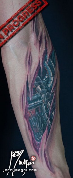 Prima seduta Tatuaggio biomeccanico con strappi nella pelle da cui vediamo dei tubi fuoriuscire dalla carne, sviluppato su torace e braccio, realizzato a mano libera da Jerry Magni, miglior tatuatore, Bergamo, Milano, Lugano, Brescia, Como, Lecco