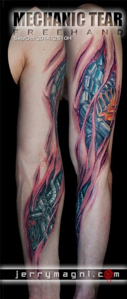 Seconda seduta Tatuaggio biomeccanico con strappi nella pelle da cui vediamo dei tubi fuoriuscire dalla carne, sviluppato su torace e braccio, realizzato a mano libera da Jerry Magni, miglior tatuatore, Bergamo, Milano, Lugano, Brescia, Como, Lecco