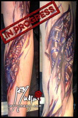 disegno pe Tatuaggio biomeccanico con strappi nella pelle da cui vediamo dei tubi fuoriuscire dalla carne, sviluppato su torace e braccio, realizzato a mano libera da Jerry Magni, miglior tatuatore, Bergamo, Milano, Lugano, Brescia, Como, Lecco
