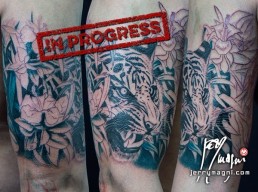 Prima seduta Tatuaggio su schiena con una casa stregata sullo sfondo, dalla torre uno stormo di pipistrelli vola via. In fondo alle scale una Buick riviera del 1956, sul cofano sta seduta una ragazza sexy che ci guarda mentre un corvo vola verso di noi. Unico e originale realizzato magistralmente dal miglior tatuatore, Jerry Magni, Bergamo, Milano, Brescia, Lugano, Mantova, Piacenza, Lecco, Como,Tatuaggio a colori su intera manica. Sulla spalla una spiaggia di notte con un Galeone naufragato, una tigre spunta dai cespugli di fiori di ibisco, all’interno del braccio una medusa. Sull’avambraccio uno scorpione tra le foglie, più in basso un serpente corallo e delle rose del deserto. eseguito in modo magistrale da Jerry Magni, miglior tatuatore Bergamo, Milano, Lugano, Lecco, Como, Brescia, Lombardia provincia.