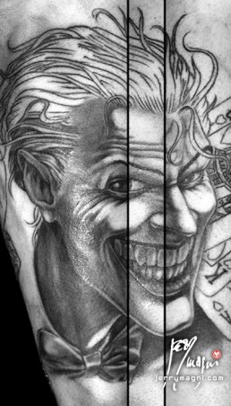 Prima seduta Tatuaggio in bianco e nero a tutta manica con composizione di molti elementi, sull’avambraccio il Joker con carte da gioco, la palla numero 8 e i dadi, subito sopra una pellicola cinematografica e un orologio gotico, all’interno del braccio un’automobile d’epoca, una Duesenberg e le luci della città, sulla spalla una donna elegante con monocolo e cilindro. Il tutto meravigliosamente composto e realizzato da Jerry Magni, miglior tatuatore, Bergamo, Milano, Brescia, Piacenzan Italia, Lombardia, provincia, Lugano.