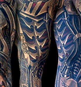 dettaglio tatuaggio biomeccanico