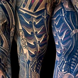 dettaglio tatuaggio biomeccanico